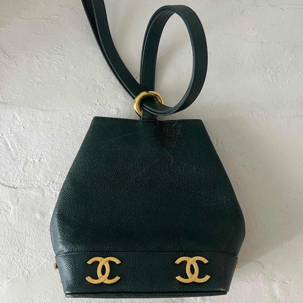 Rare Vintage Chanel Emerald Green with Gold Bucket Bag with Iconic Design - Picture 7 of 11